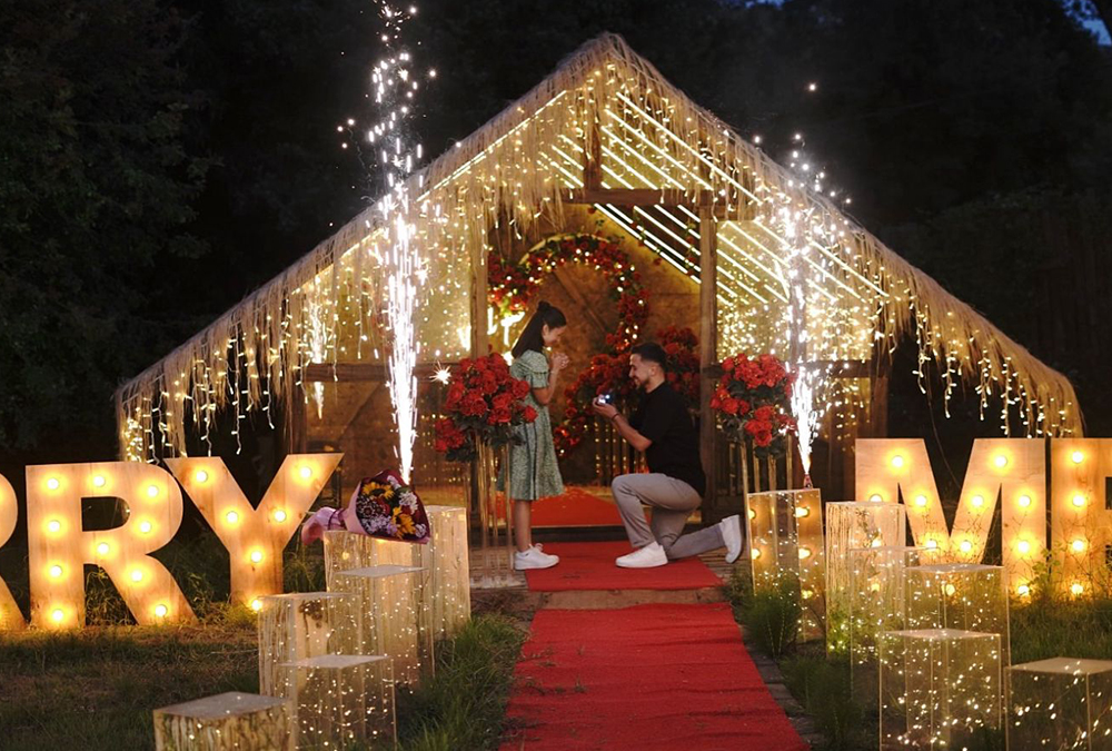 Beykoz Evlilik Teklifi, konseptlerimizden istanbul'un en sakin kumsalında dalga sesleri eşliğinde muhteşem bir ana şahitlik ediyorsunuz.