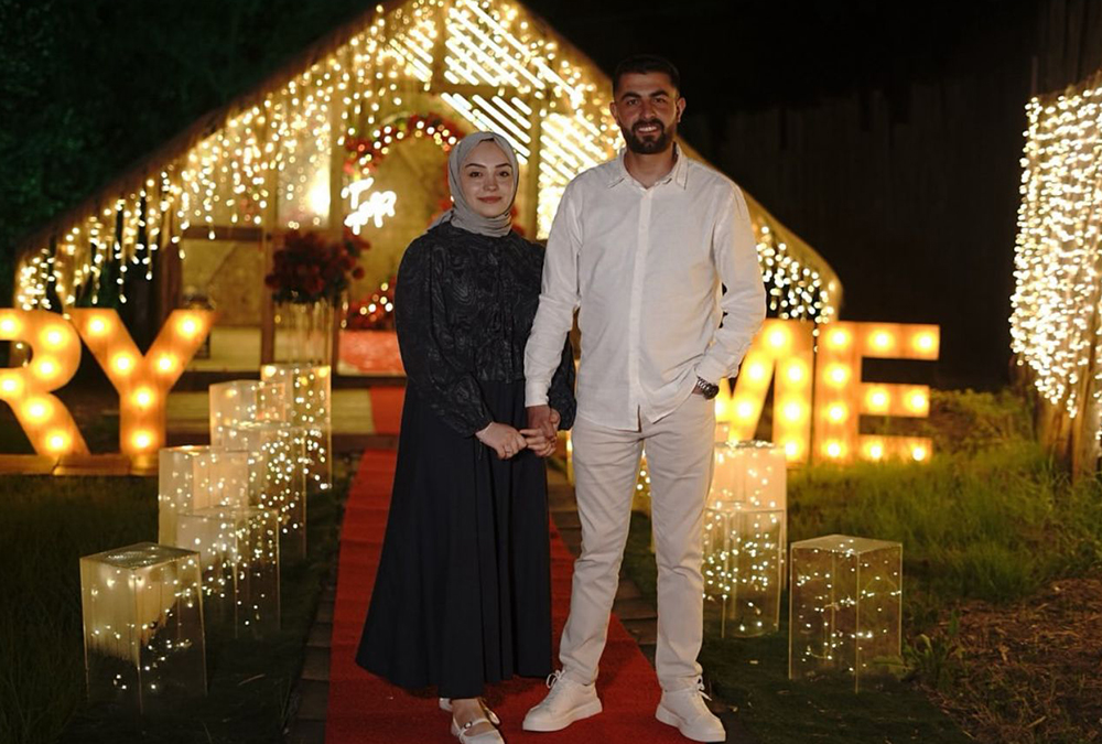 Beykoz Evlilik Teklifi, konseptlerimizden istanbul'un en sakin kumsalında dalga sesleri eşliğinde muhteşem bir ana şahitlik ediyorsunuz.