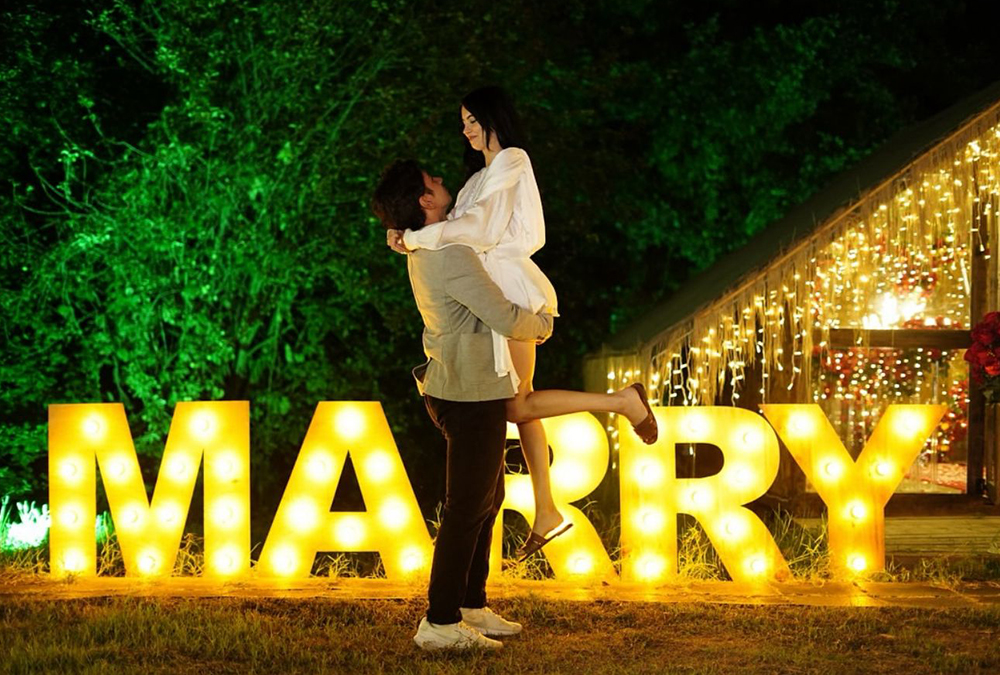 Beykoz Evlilik Teklifi, konseptlerimizden istanbul'un en sakin kumsalında dalga sesleri eşliğinde muhteşem bir ana şahitlik ediyorsunuz.