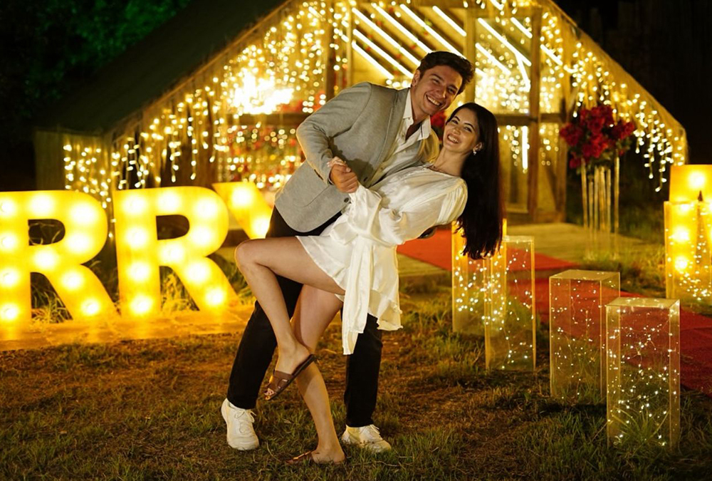 Beykoz Evlilik Teklifi, konseptlerimizden istanbul'un en sakin kumsalında dalga sesleri eşliğinde muhteşem bir ana şahitlik ediyorsunuz.