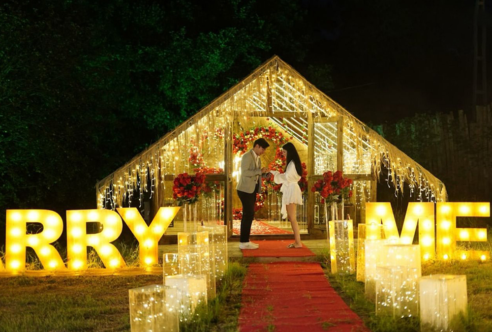 Beykoz Evlilik Teklifi, konseptlerimizden istanbul'un en sakin kumsalında dalga sesleri eşliğinde muhteşem bir ana şahitlik ediyorsunuz.