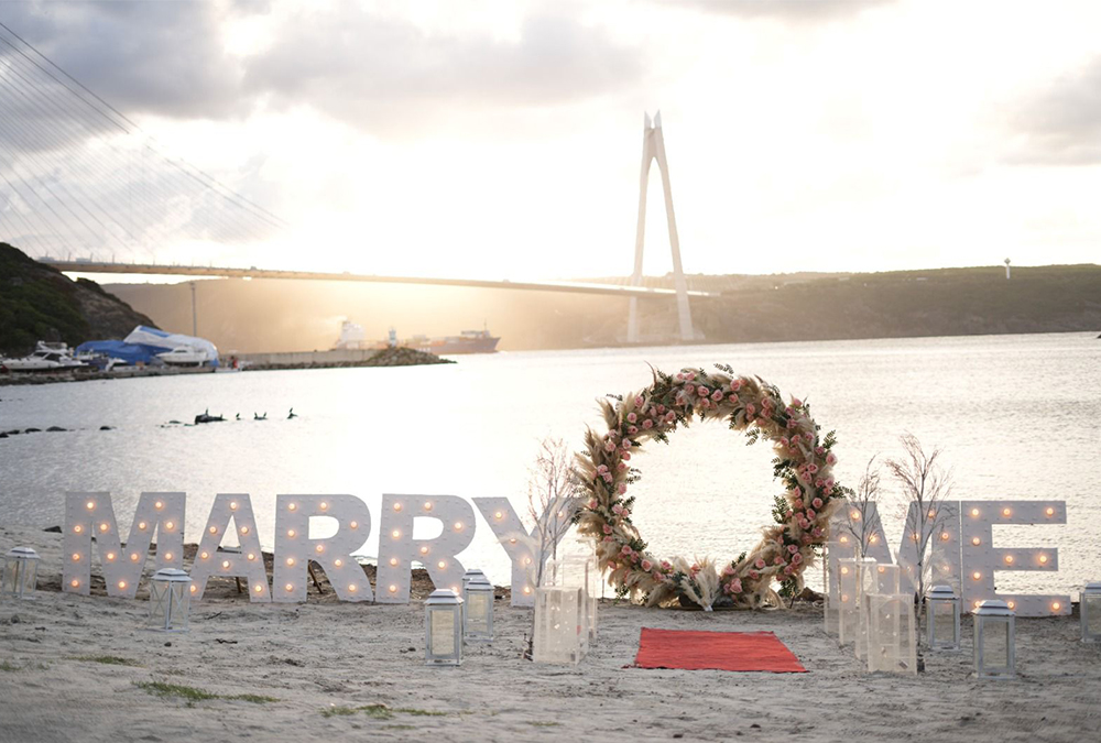 Beykoz Evlilik Teklifi, konseptlerimizden istanbul'un en sakin kumsalında dalga sesleri eşliğinde muhteşem bir ana şahitlik ediyorsunuz.