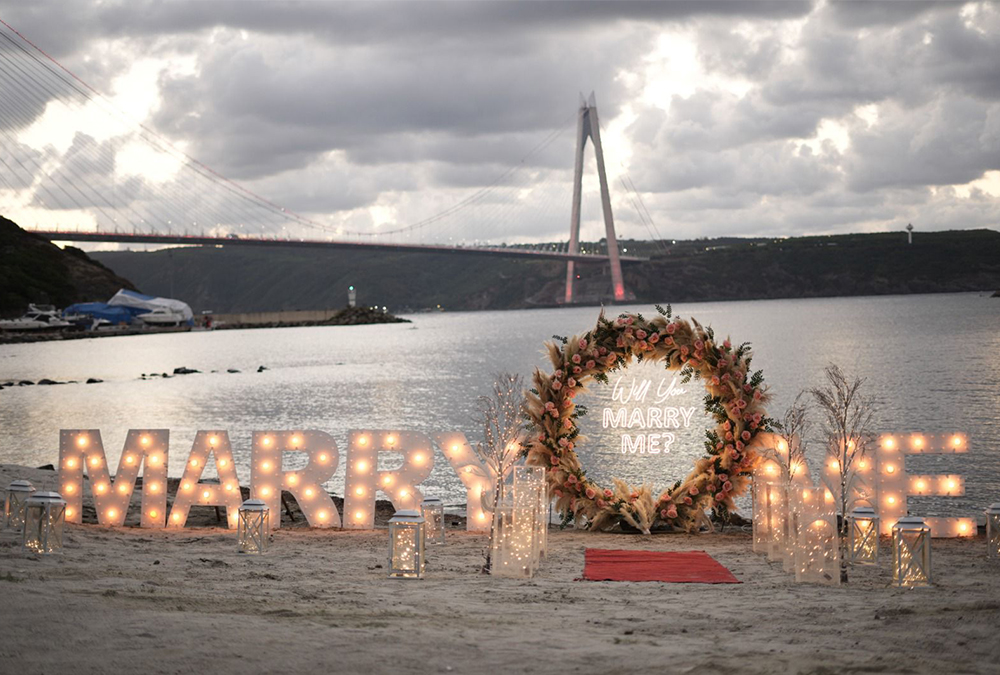Beykoz Evlilik Teklifi, konseptlerimizden istanbul'un en sakin kumsalında dalga sesleri eşliğinde muhteşem bir ana şahitlik ediyorsunuz.