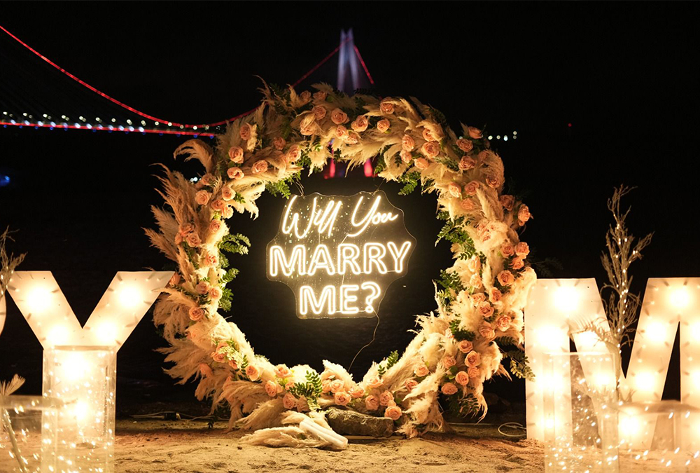 Beykoz Evlilik Teklifi, konseptlerimizden istanbul'un en sakin kumsalında dalga sesleri eşliğinde muhteşem bir ana şahitlik ediyorsunuz.