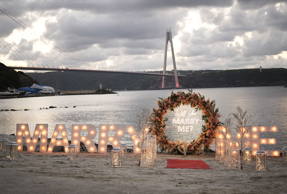 Beykoz Evlilik Teklifi, konseptlerimizden istanbul'un en sakin kumsalında dalga sesleri eşliğinde muhteşem bir ana şahitlik ediyorsunuz.