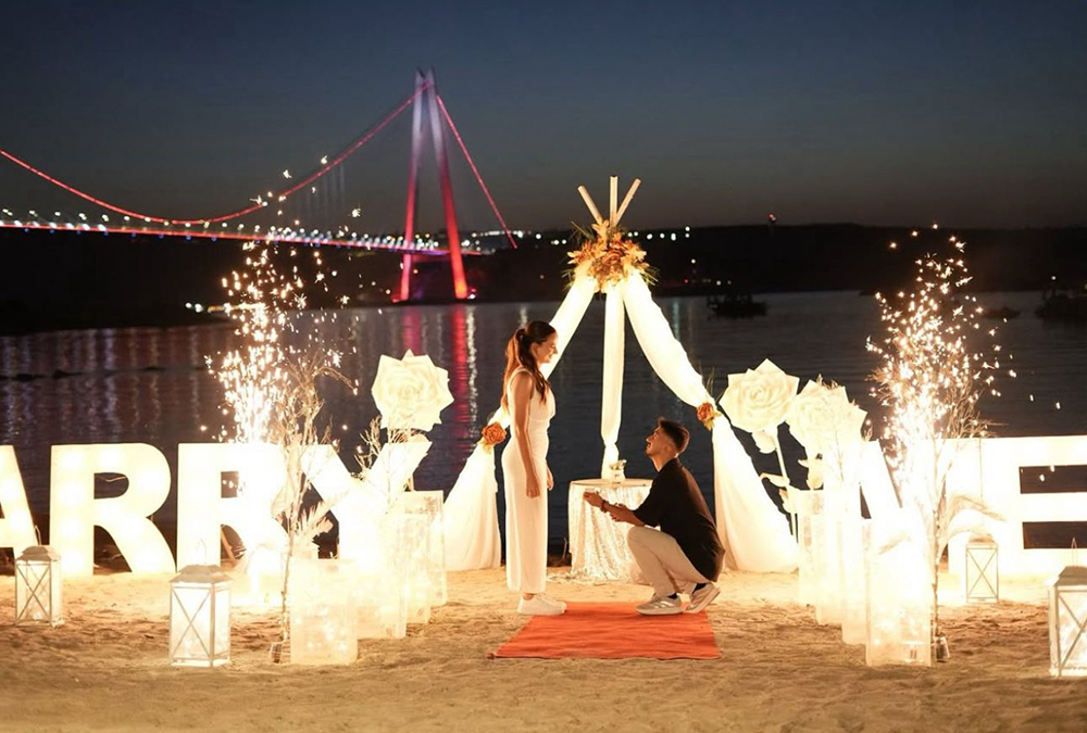 Beykoz Evlilik Teklifi, konseptlerimizden istanbul'un en sakin kumsalında dalga sesleri eşliğinde muhteşem bir ana şahitlik ediyorsunuz.